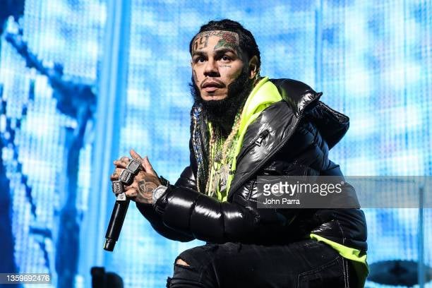 El cantante durante un concierto