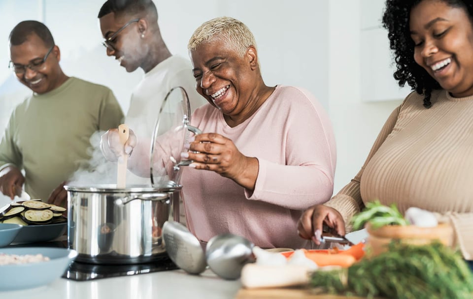 ideas para cenas saludables, cocina familiar negra, cocinar, alimentos, actividad en familia