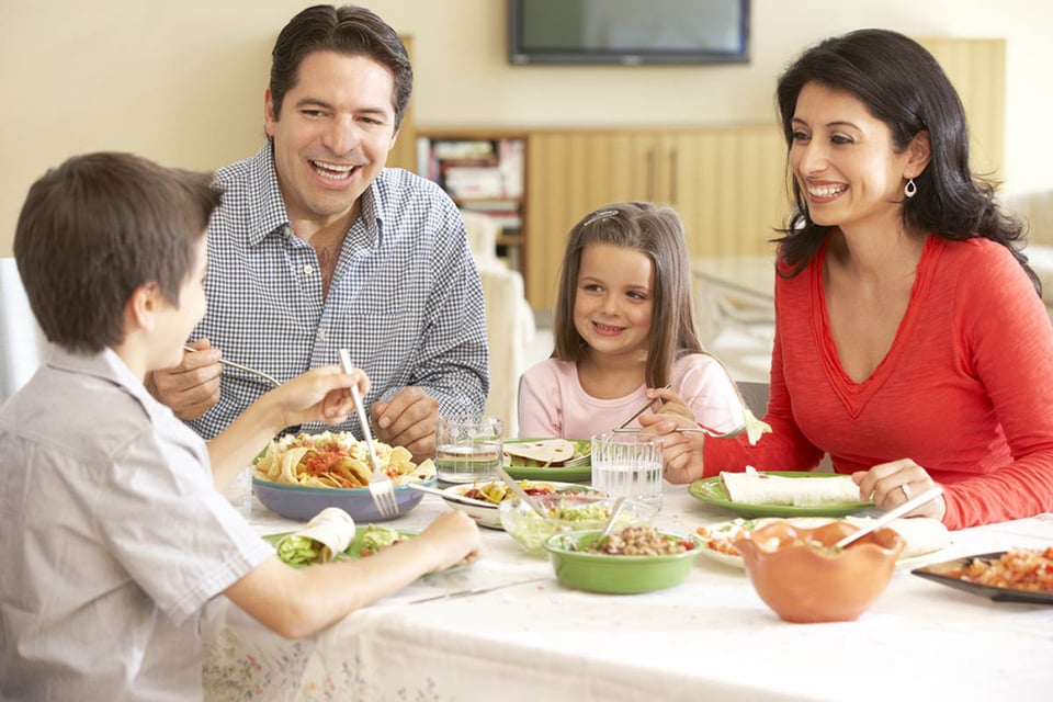 Familia joven hispana, comida, hogar, seguridad, cena.