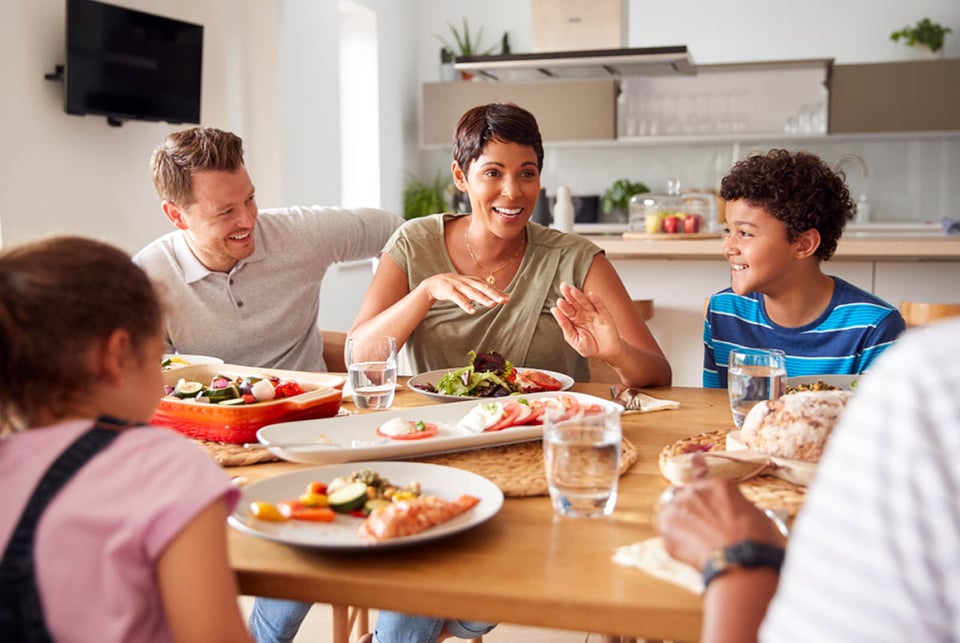 Alimentos reconfortantes saludables, multigeneración, raza mixta, familia, comer, comida