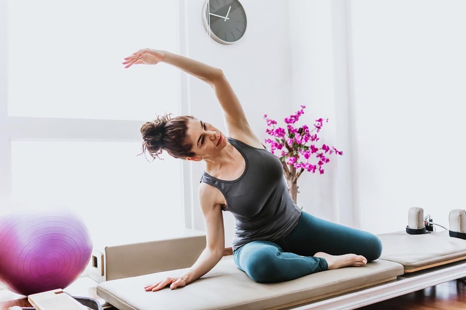 latina, mujer, pilates, ejercicio, casa