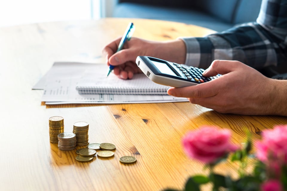 Hombre, calculadora, contando, presupuesto, dinero