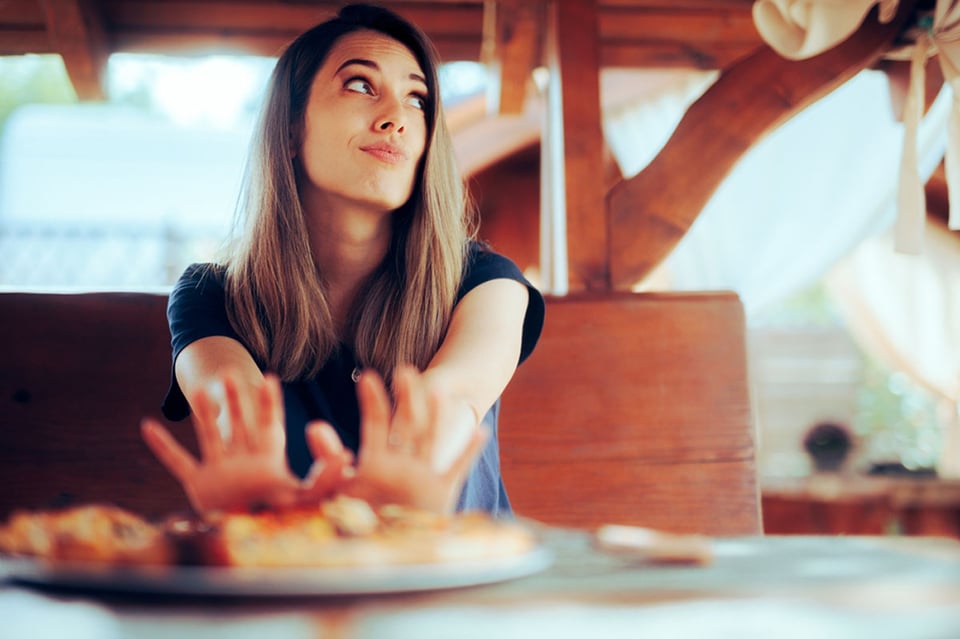 Mujer rechazando el desayuno