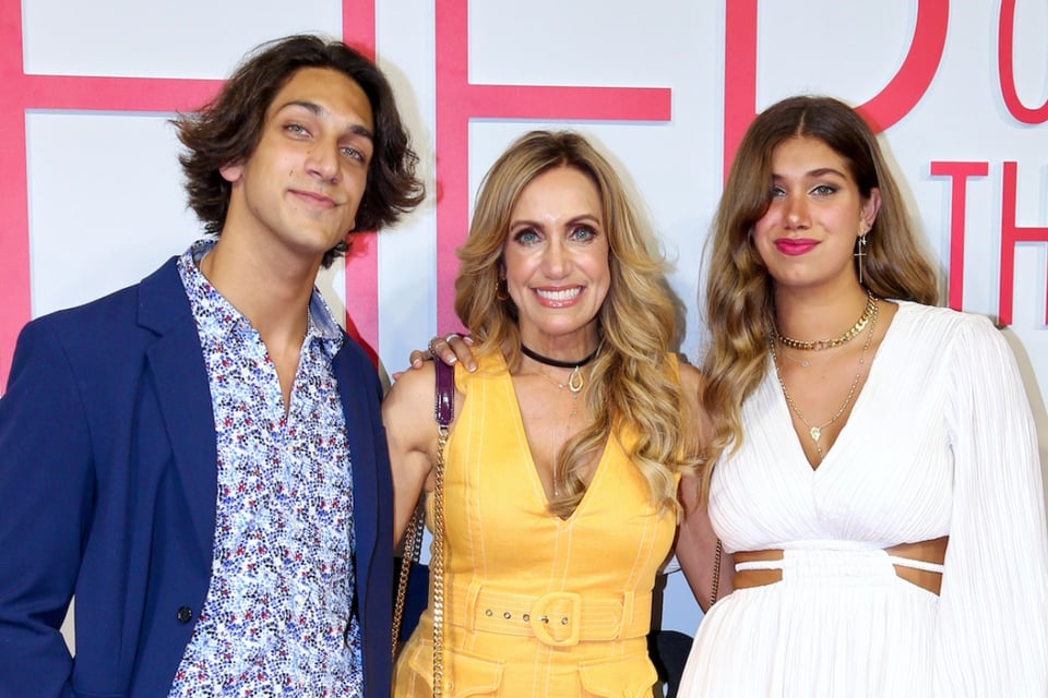 Captan al hijo de Lili Estefan muy cariñoso con otro hombre
