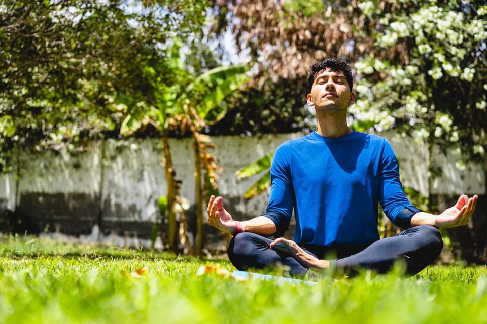 hombre meditando, afuera, jardín, Salud, MundoNOW