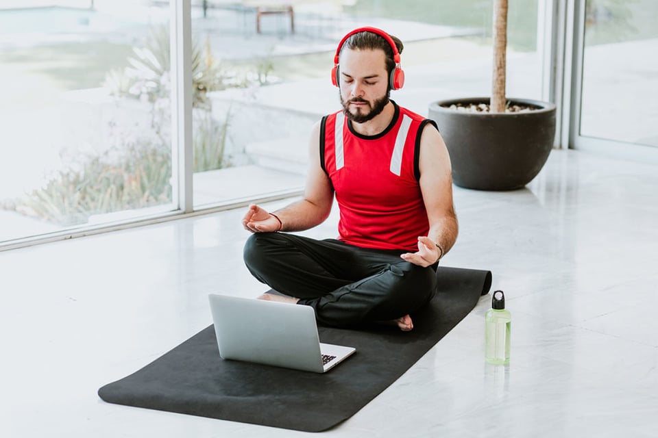 Meditación guiada, apps, hombre, ordenador, MundoNOW