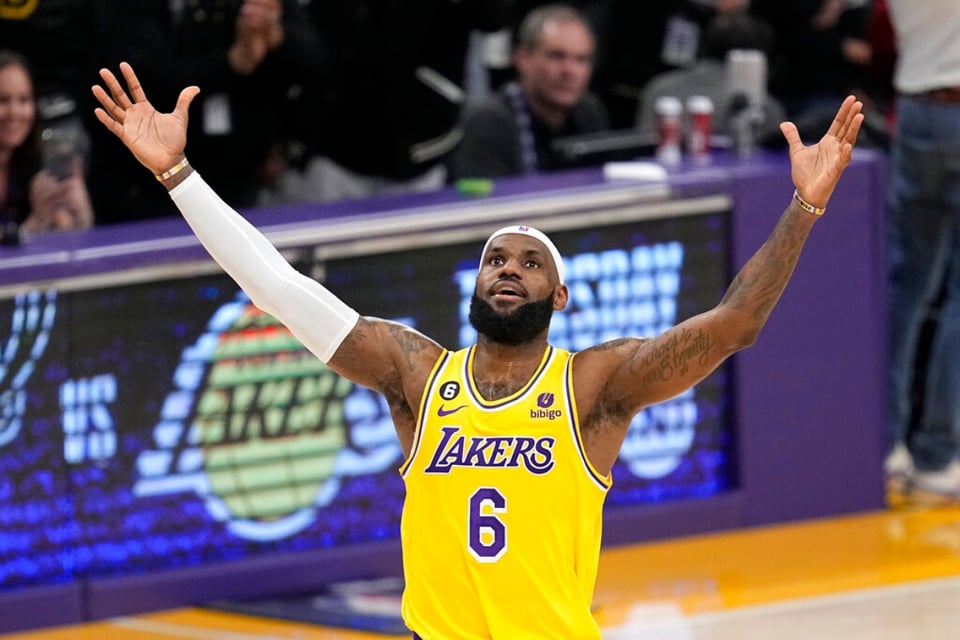 LeBron James rompe récord y rebasa a Abdul-Jabbar como máximo anotador en la NBA (FOTOS)