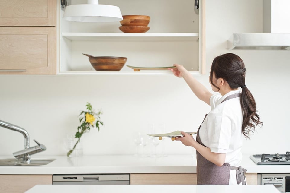 ordenado, encimera, mujer guardando los platos, Lista de tareas, limpieza de primavera