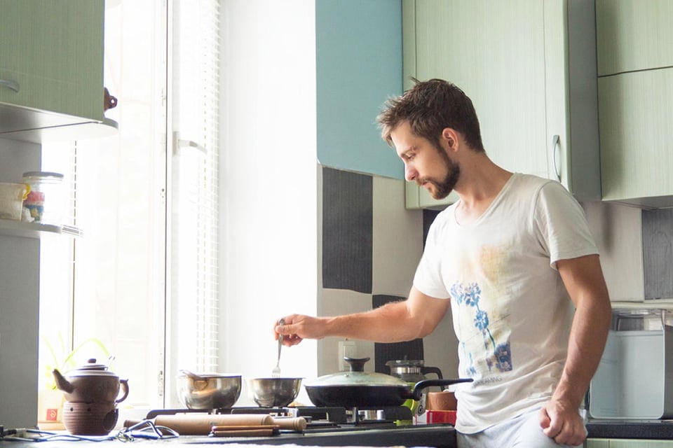 hombre cocinando, cena, comida, hogar, MundoNOW