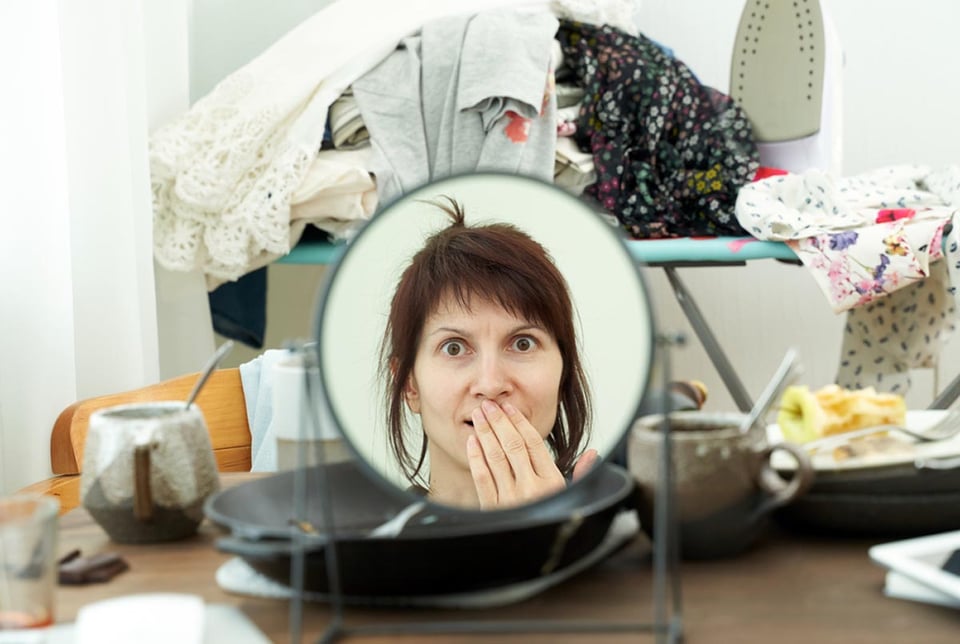 Consejos para organizar, Mujer, espejo, platos sucios, caos, desorden.