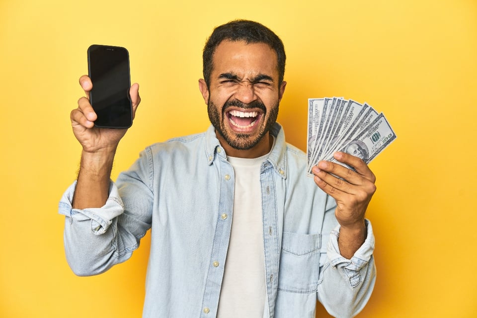 dónde comprar teléfonos desbloqueados, hombre con teléfono y dólares, hombre feliz, affordable cell phone plans, cell phone, money, economy, MundoNOW / planes celular económicos, celular, dinero, economía, MundoNOW