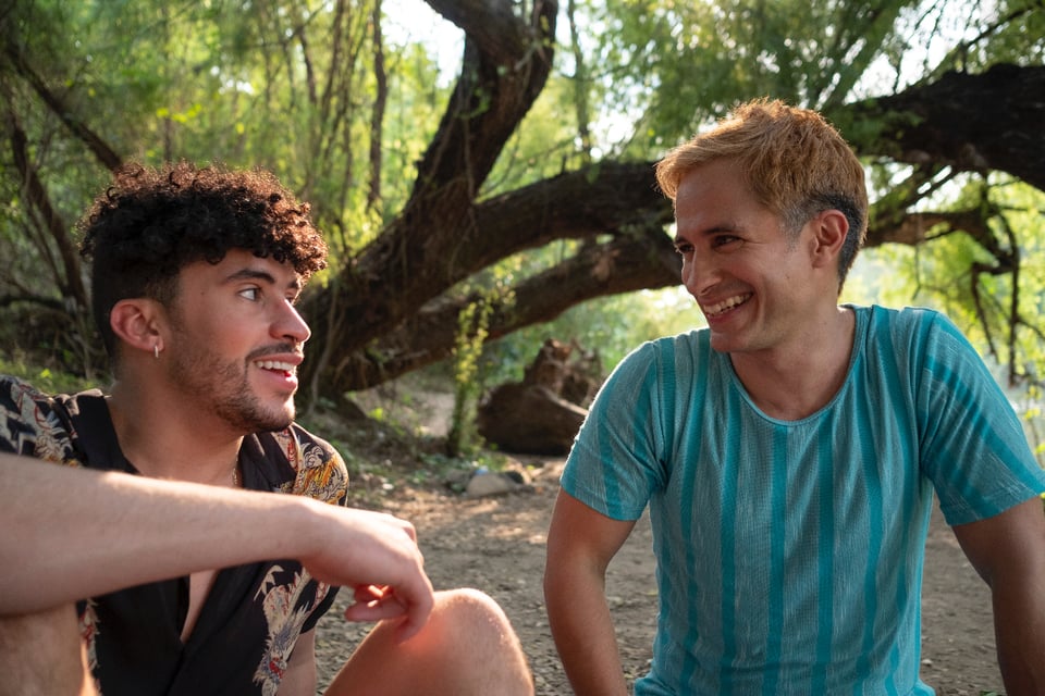 Bad Bunny y Gael García Bernal: Un romance gay en “Cassandro”