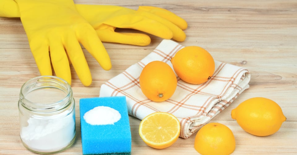 Una serie de ingredientes para solución de limpieza