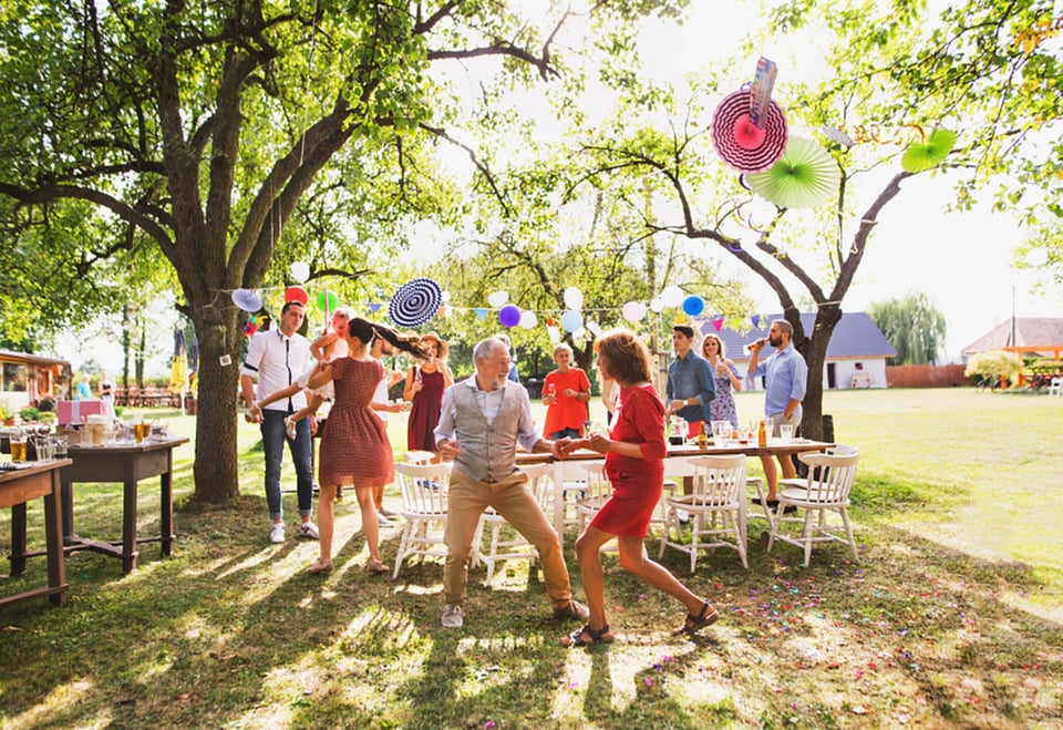 pareja mayor, familia, baile, fiesta en el jardín, afuera, fiesta al aire libre 