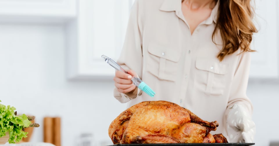 mujer preparando un pavo, a la naranja, recetas, Sabor, MundoNOW