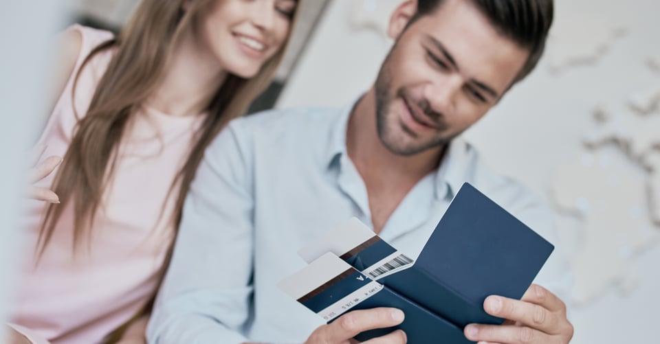 Una pareja con documentos en manos