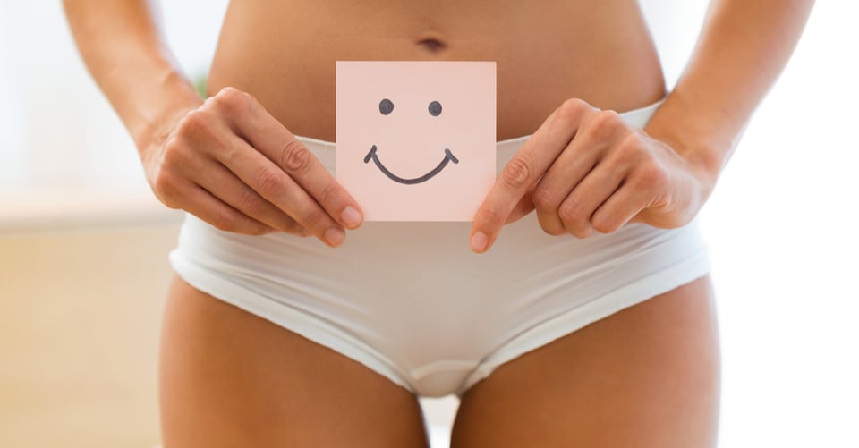 pelvis de mujer con imagen de sonrisa como idea de menstruación