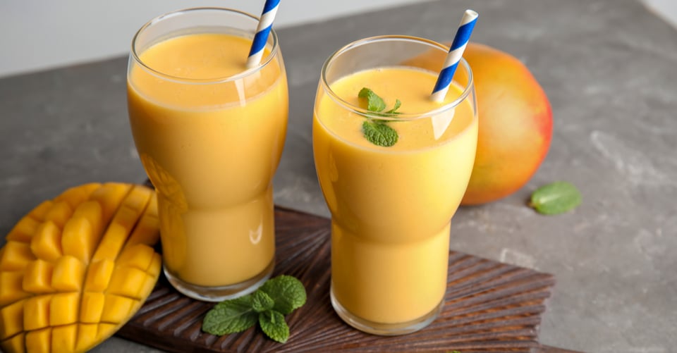 Smoothie sabor mango en dos vasos