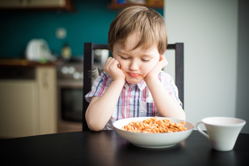 ¡Errores que los padres hacen con los hijos que no comen bien!