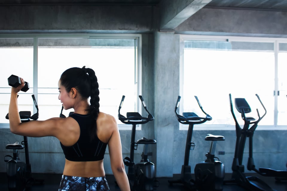 4 beneficios del ejercicio regular para bajar de peso: Fortalece huesos y músculos