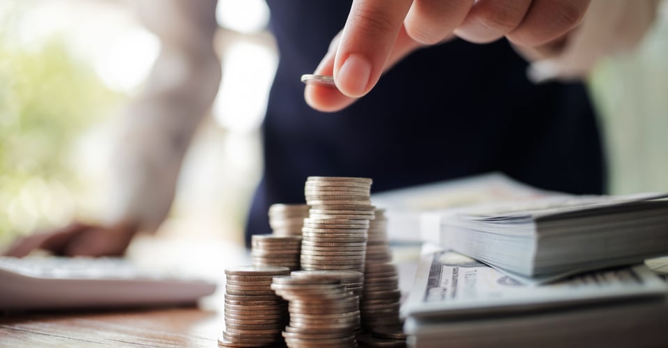 Persona contando dinero para depósitos
