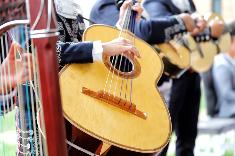 7 maneras en que las estrellas hispanas están impactando la escena musical estadounidense