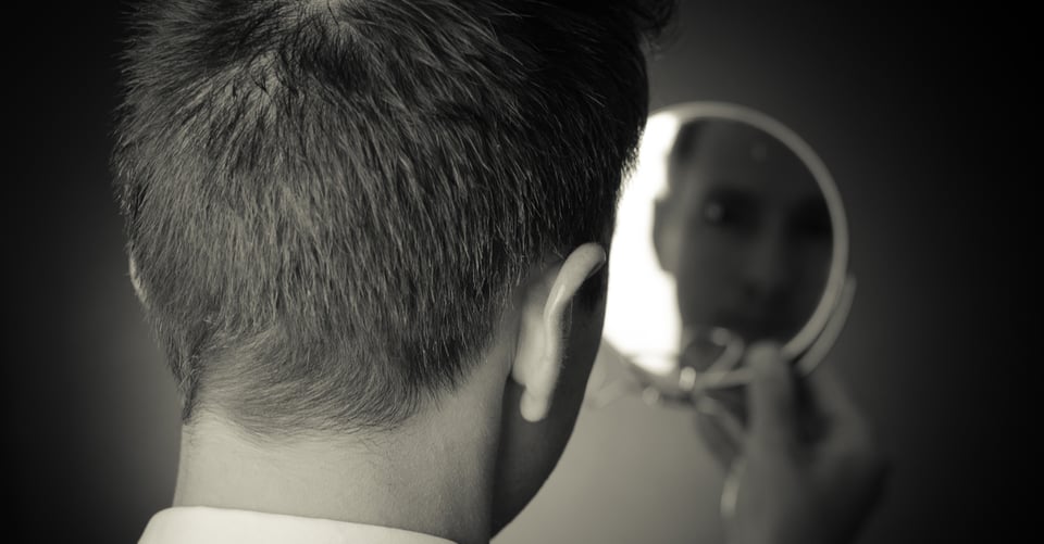 Hombre mirándose en el espejo