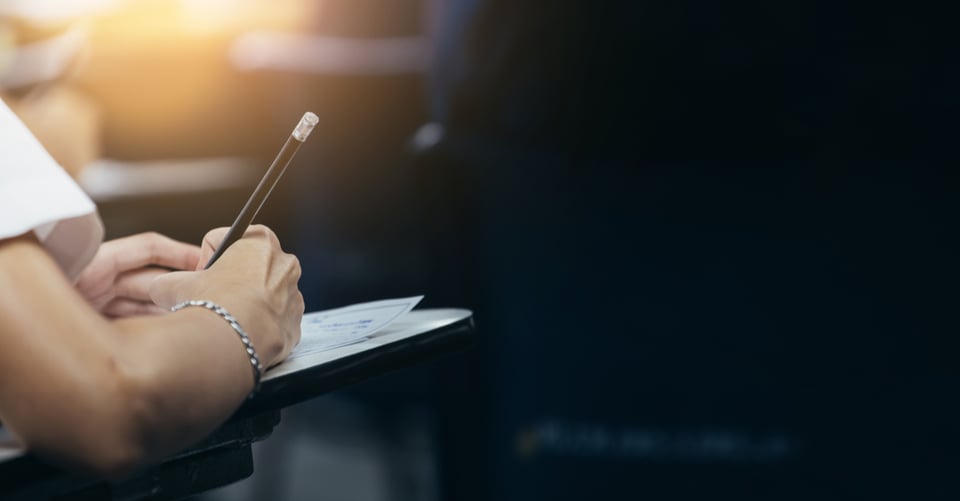 Mano de persona con lápiz en examen