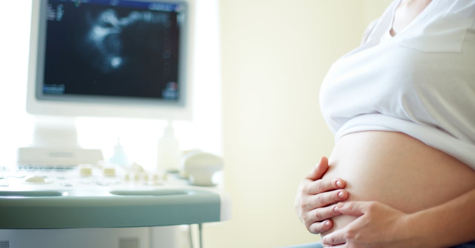 Mujer en consultado con el médico