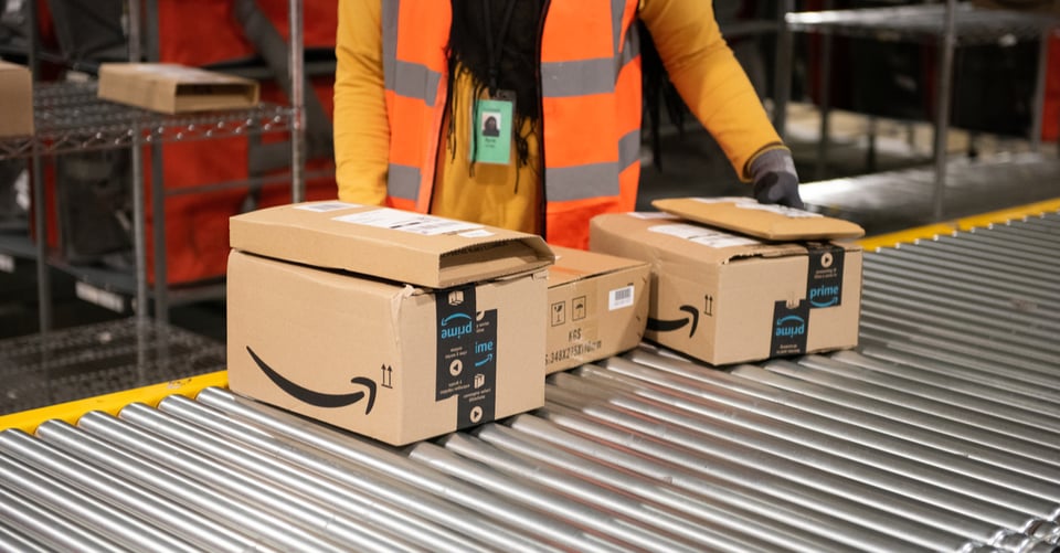Una persona trabajando en centro de paquetería de Amazon