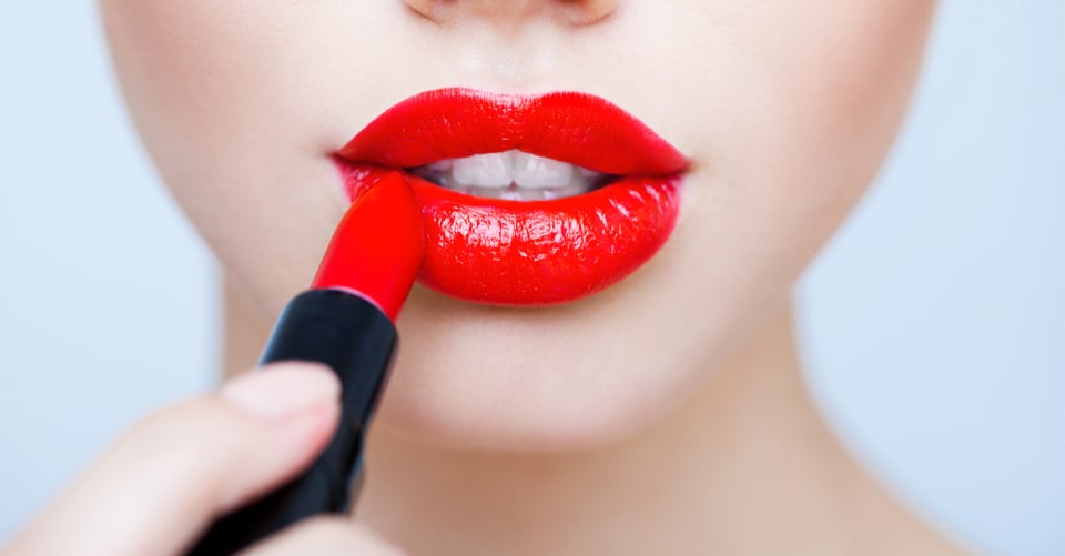 Mujer pintado labios de rojo como idea de onlyfans