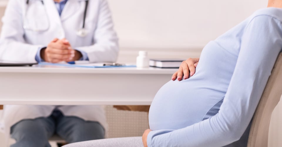 Mujer en consulta médica por embarazo