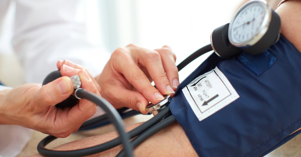 Médico midiendo presión a paciente