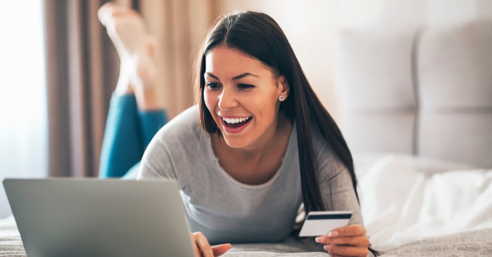 Una mujer comprando en línea en una tienda como Target
