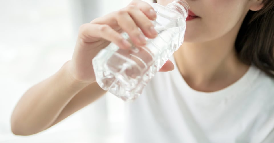 Persona con botella de agua