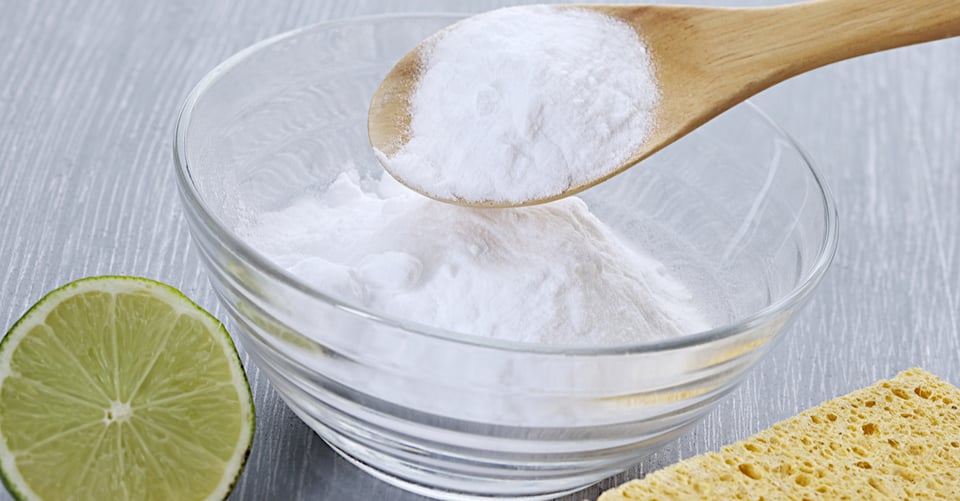 Molde junto con cuchara que tienen bicarbonato de sodio