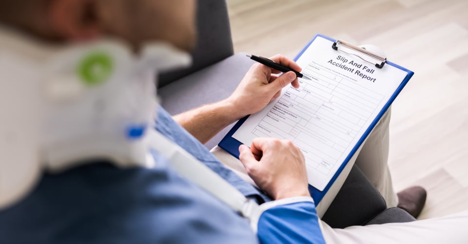 Persona con formulario para conseguir beneficios por derechos