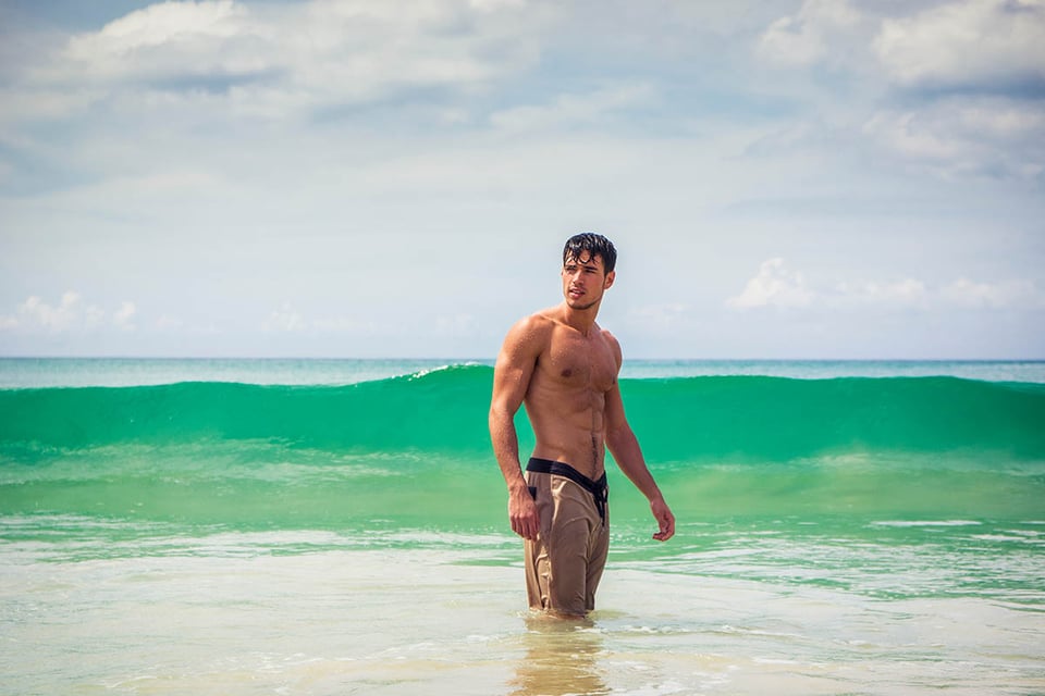 confiado, hombre, traje de baño, playa, seguridad en traje de baño