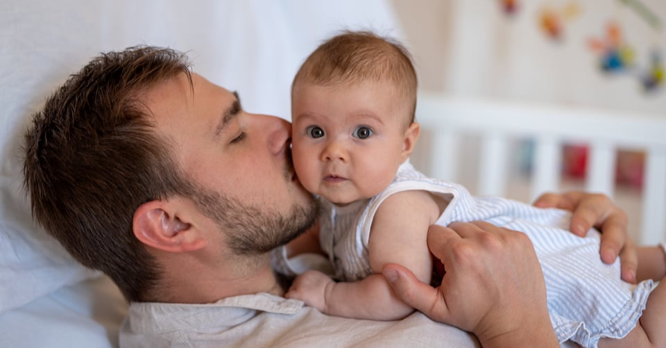 Papá con bebé en cama