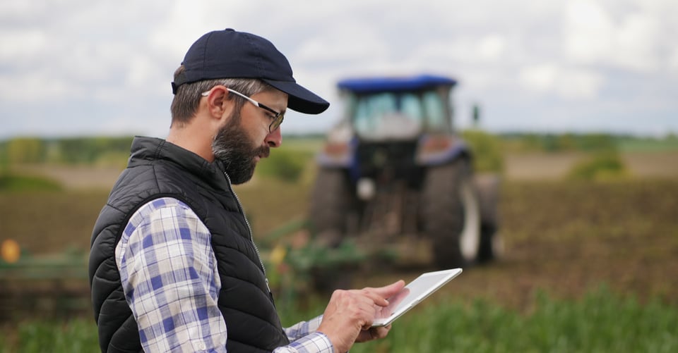 Un agricultor con permiso para trabajar en campo