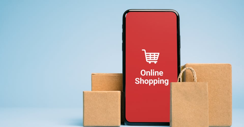 Un celular con una imagen de tienda en línea como Target