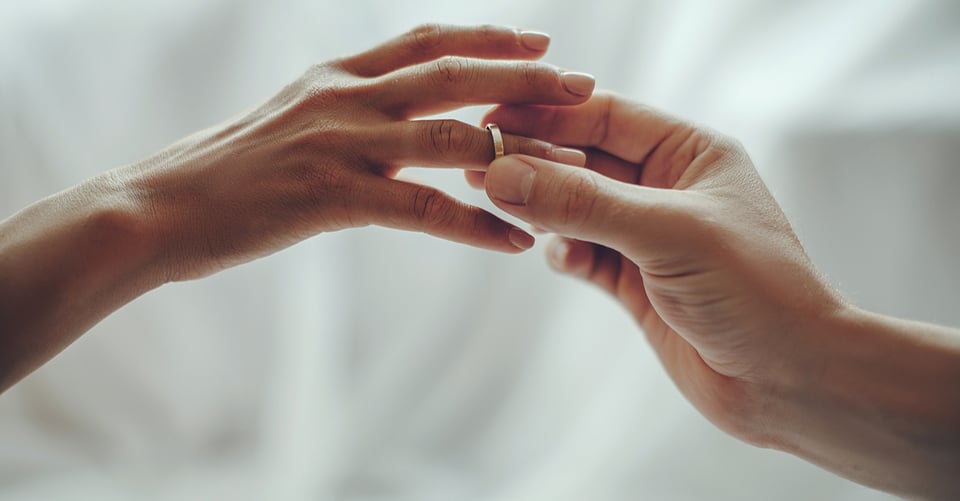 Anillo siendo colocado en mano para ser residente