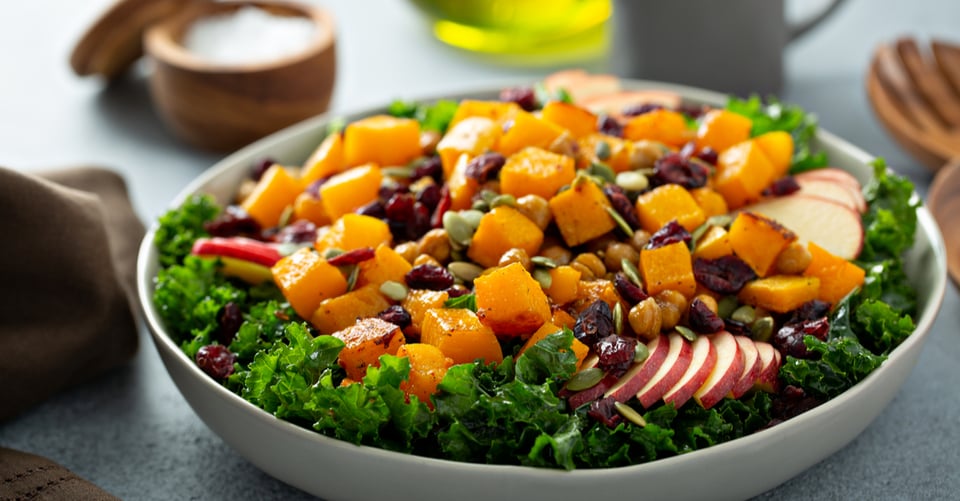 ensalada, duraznos, arándanos, lechuga, manzana