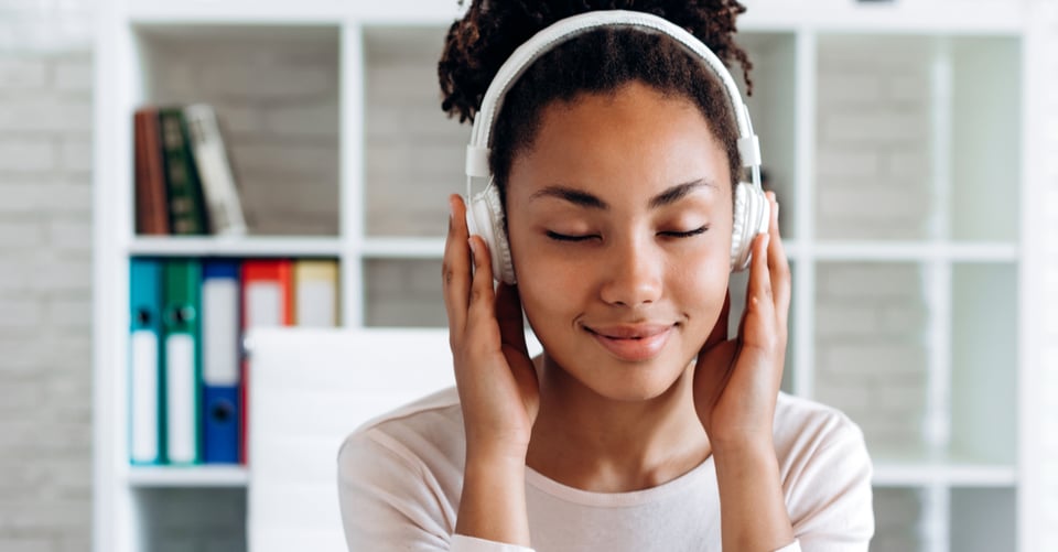 Chica escuchando canciones para luchar pelear contra ansiedad