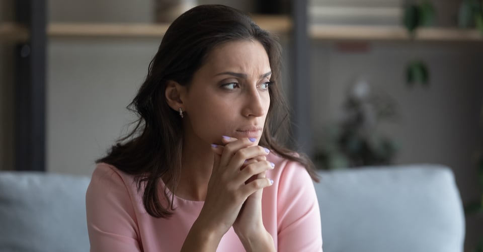 Una mujer en medio de reflexión para pedir algo