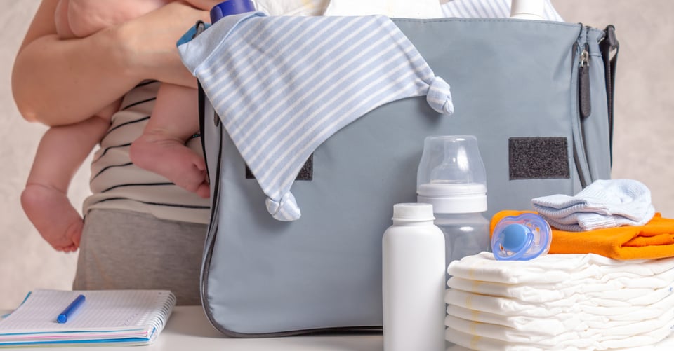 Una pañalera con objetos para bebé