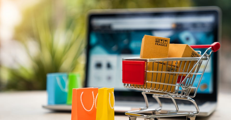 Carrito de compra con productos como los de Walmart