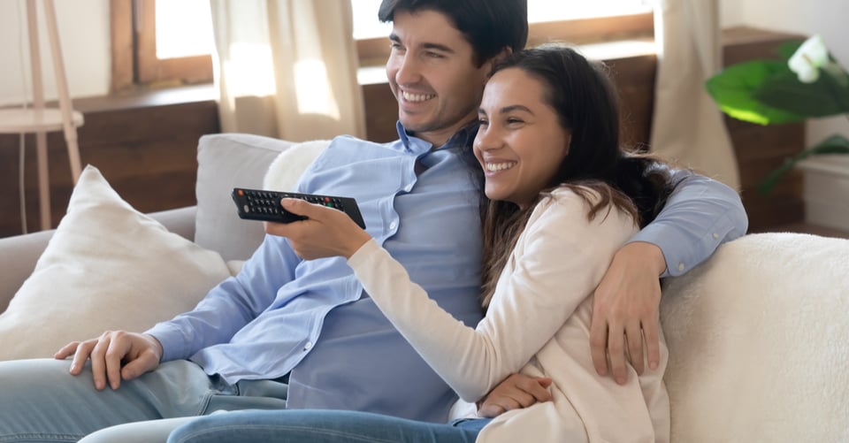 Una pareja mirando tele como idea de Netflix