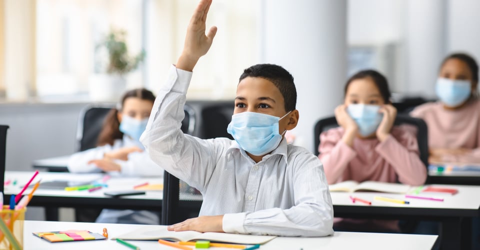 Alumno levantando la mano en clases