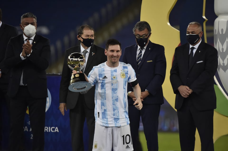 Lionel Messi levanta la copa del mundo Lionel Messi levanta la Copa del Mundo